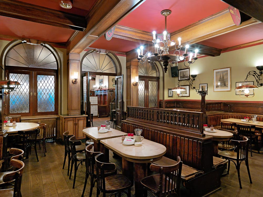 Kölsches Brauhaus in der Innenstadt von Köln Früh am Dom